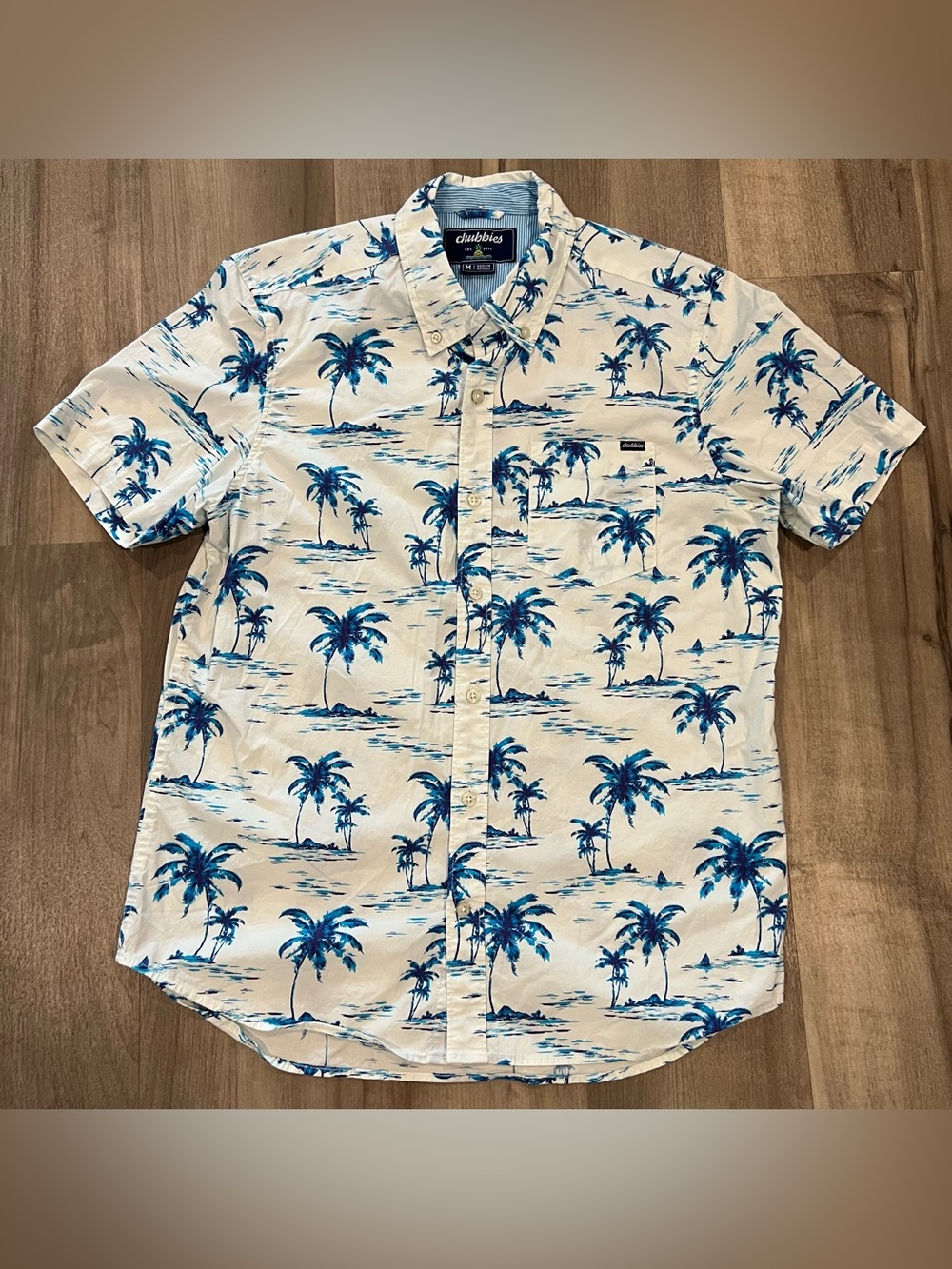 Chubbies Button Up Shirt Hawaiian Theme White & Blue Palm Trees Medium
